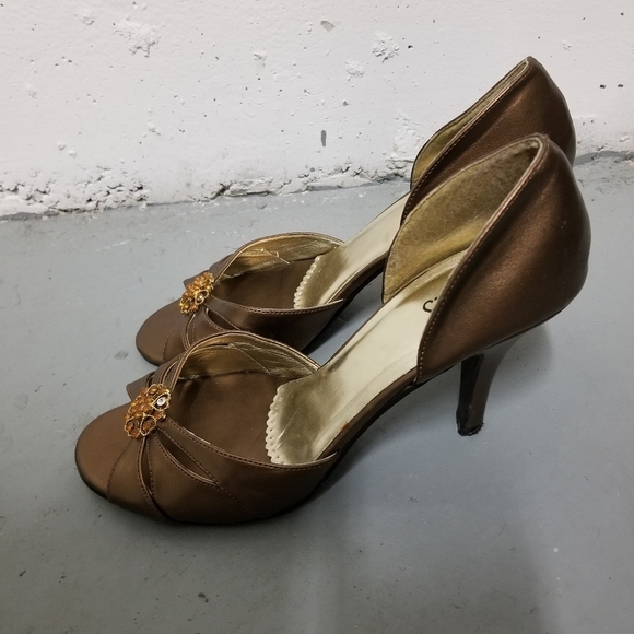 Gorgeous beauty - see pics for any wear - Picture 2 of 8